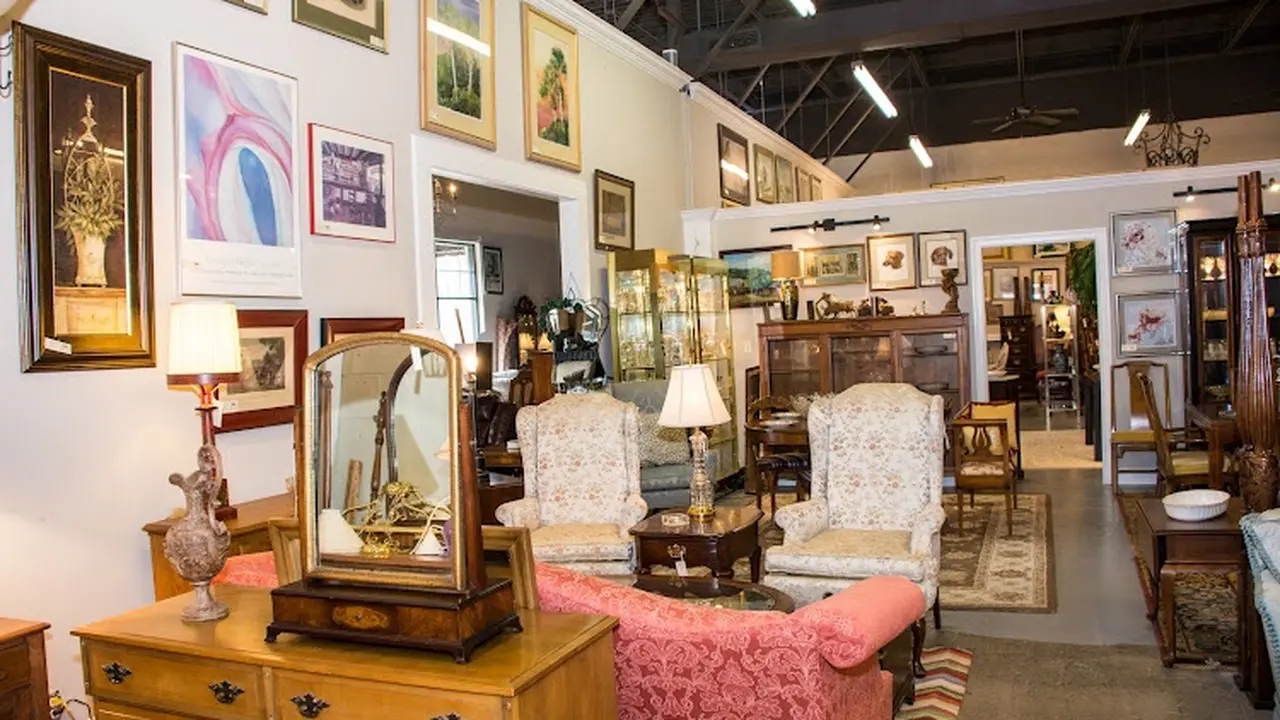 Consignment store in Williamsburg, Virginia: The Velvet Shoestring & The Velvet Shoestring Too