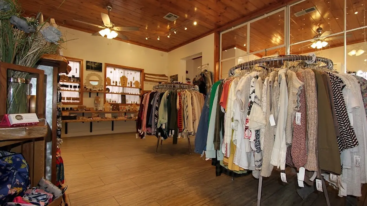 Consignment store in Twain Harte, California: The Walk-In Closet Boutique