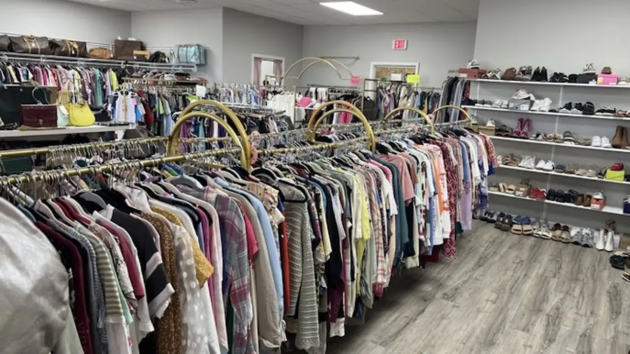 Consignment store in Savannah, Tennessee: The White Lotus