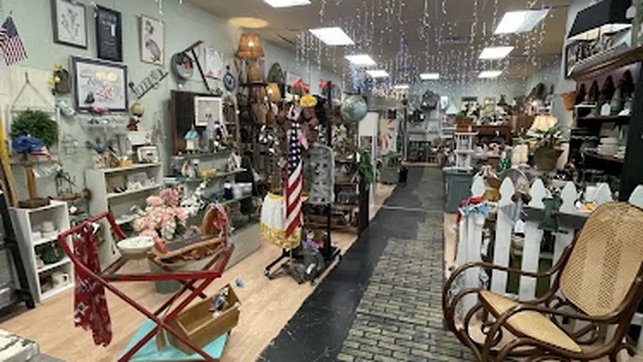 Consignment store in Knightstown, Indiana: The Yellow Brick Road