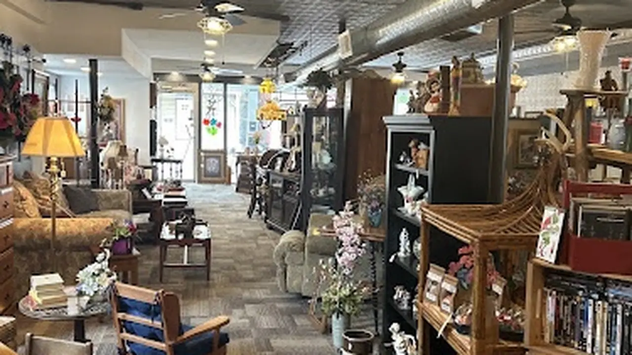 Consignment store in Dover, Pennsylvania: Things Left Behind