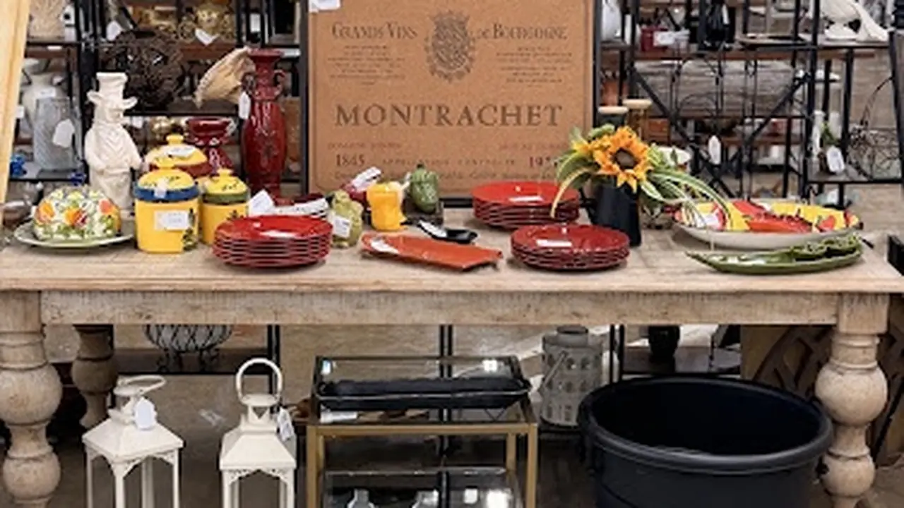 Consignment store in Dayton, Ohio: This n That Consignments