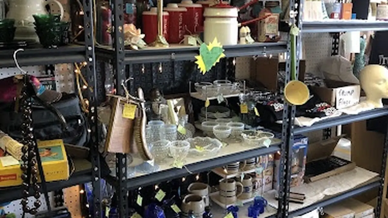 Consignment store in Watauga, Texas: This 'N That Resale Watauga