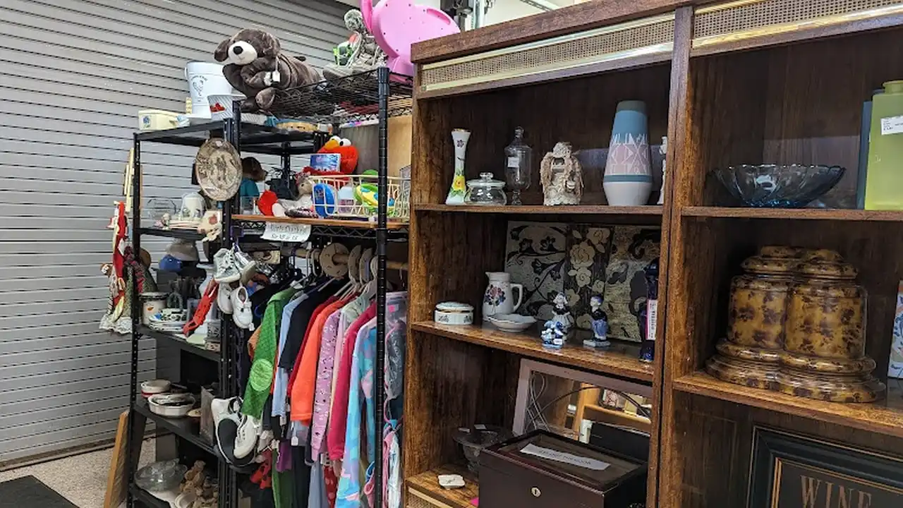 Consignment store in Abingdon, Maryland: This & That Consignment & Gfts
