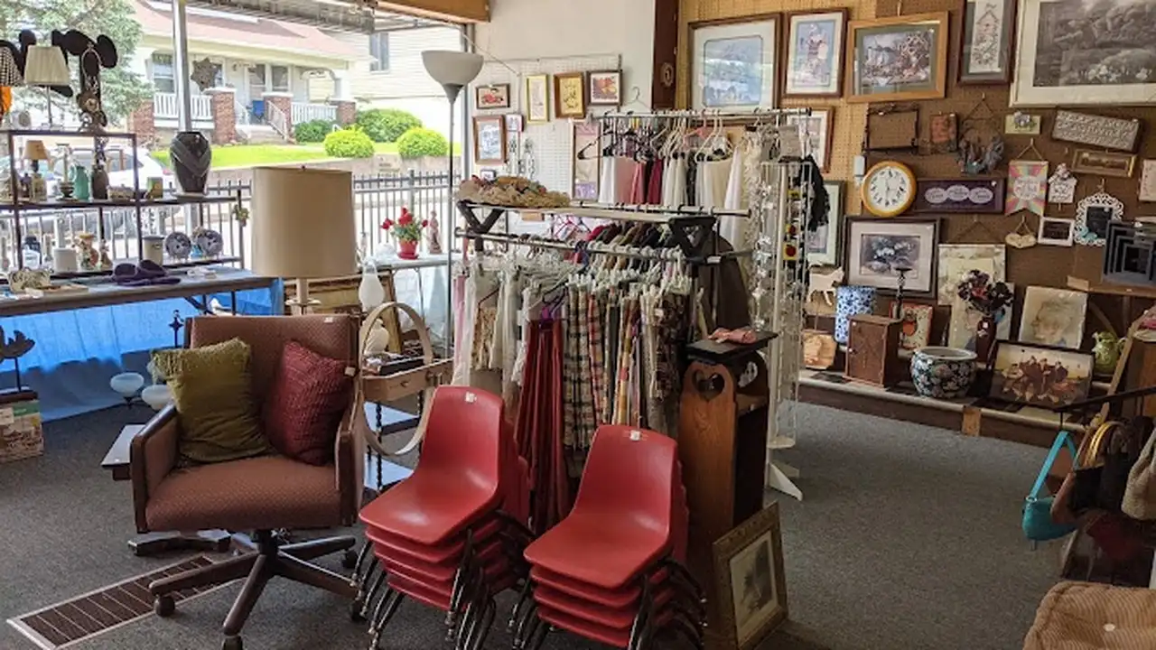 Consignment store in Steeleville, Illinois: This & That Resale Shop