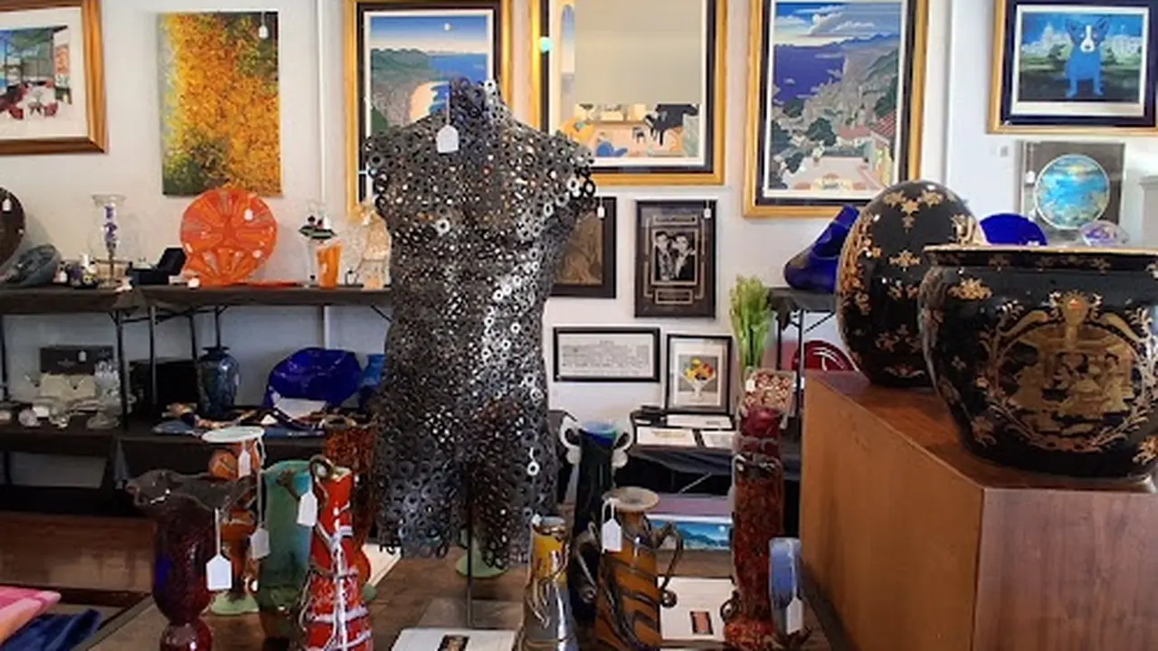 Consignment store in Bunnell, Florida: Three Amigos Fine Art & Antiques