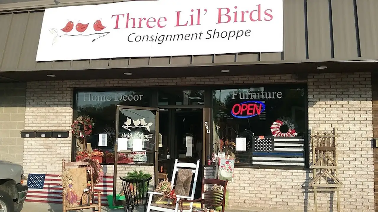 Consignment store in De Pere, Wisconsin: Three Lil' Birds Consignment Shoppe