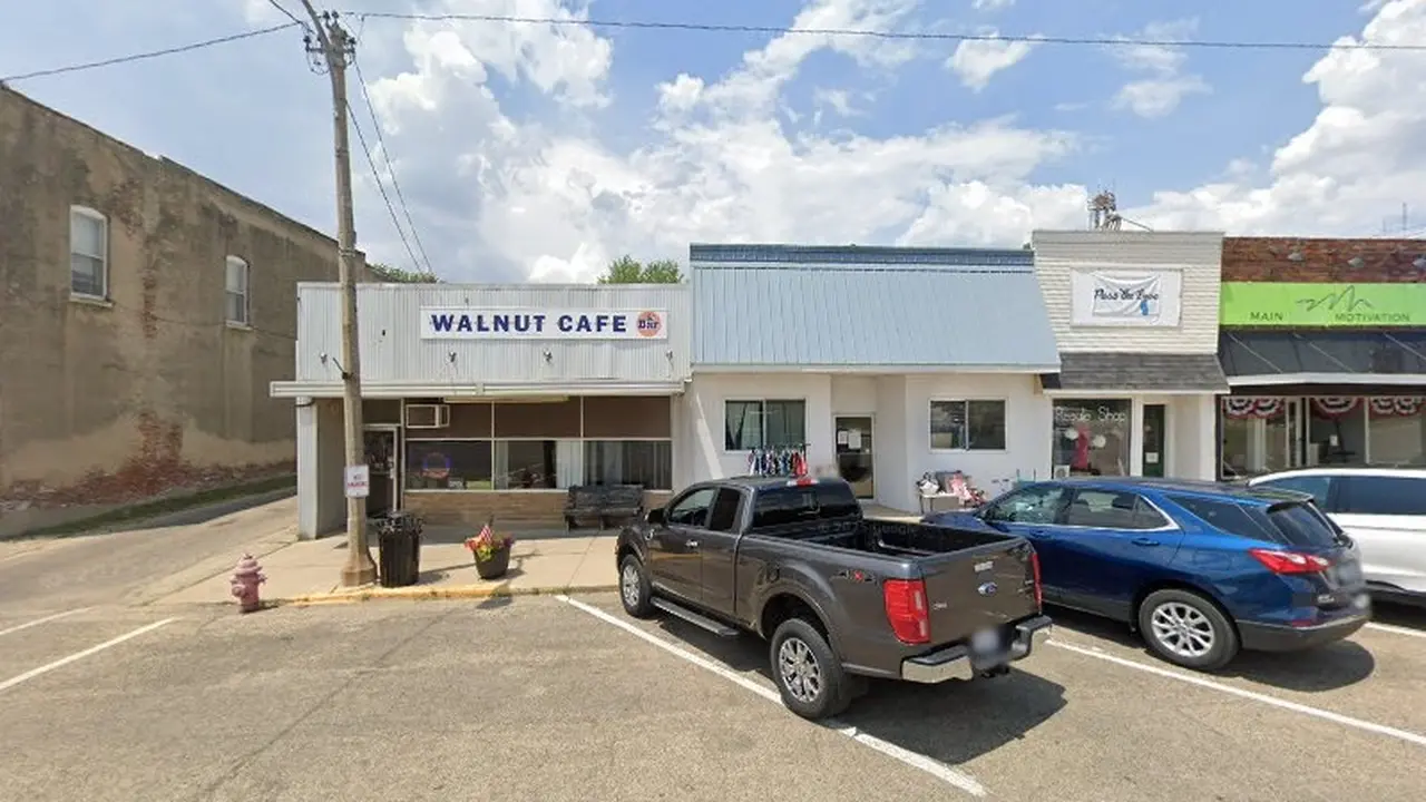 Consignment store in Walnut, Illinois: Thrift Parlor