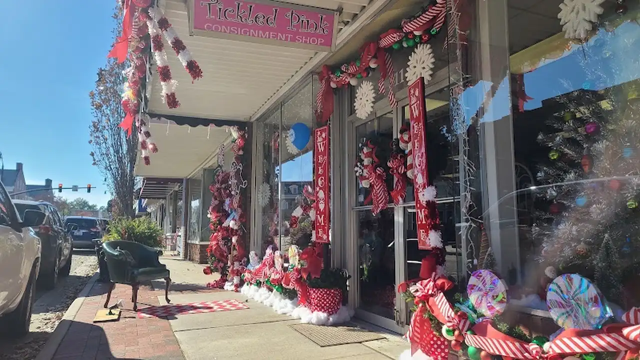 Consignment store in Clinton, North Carolina: Tickled Pink Consignment Shop