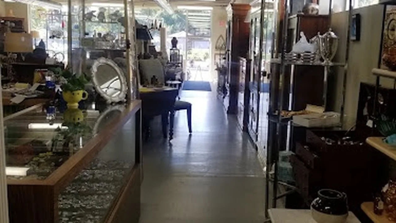 Consignment store in Cedar Rapids, Iowa: Top Drawer