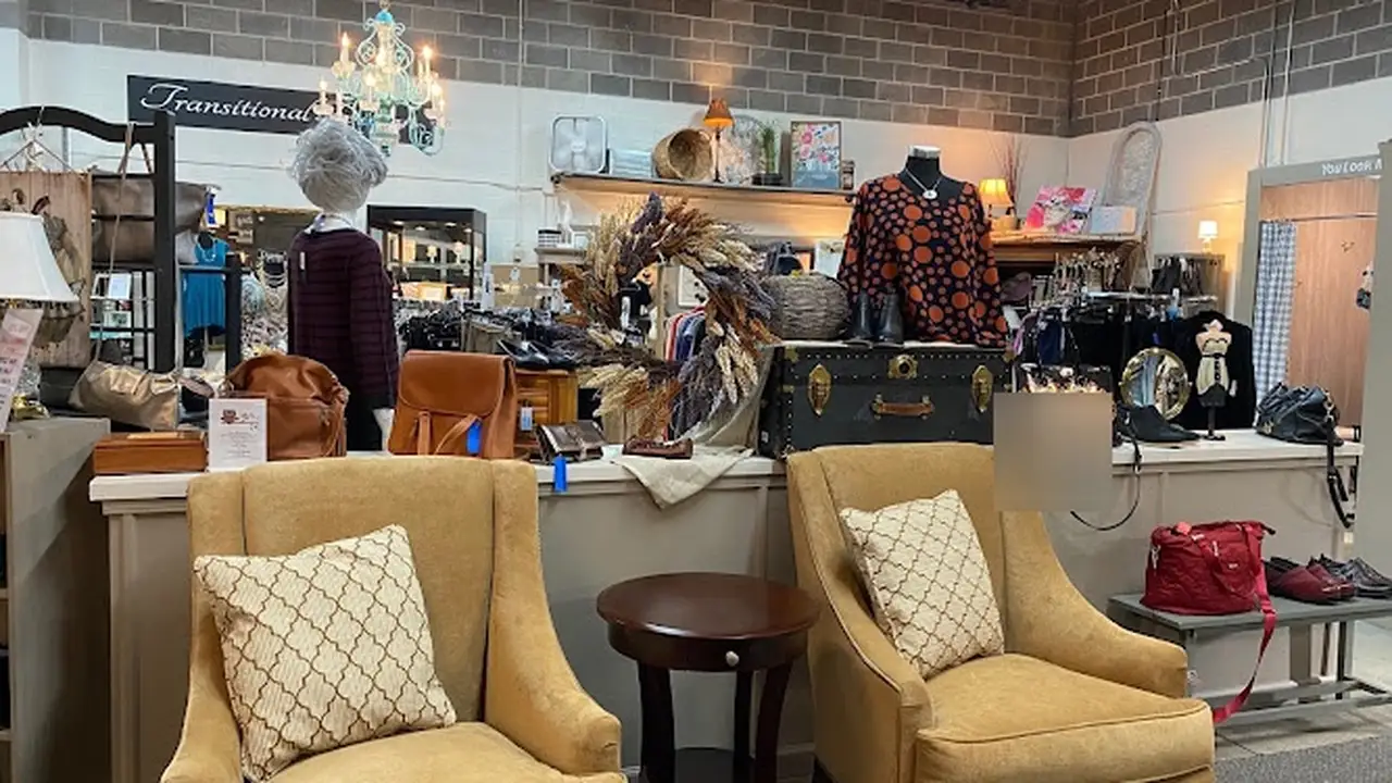 Consignment store in Broadview Heights, Ohio: Transitional Design