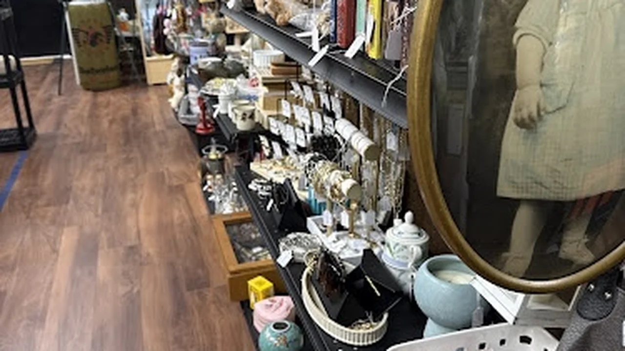 Consignment store in Medway, Massachusetts: Treasure Box