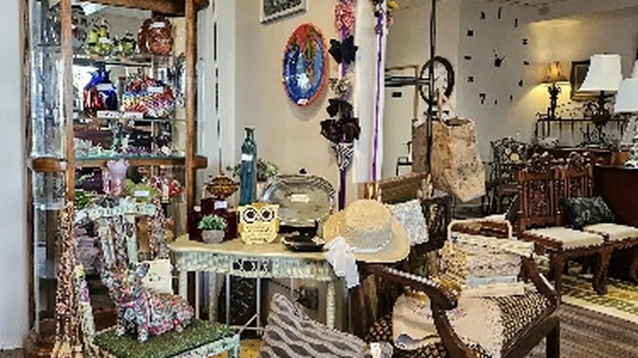 Consignment store in Santa Rosa, California: Treasure House Fine Home Consignments