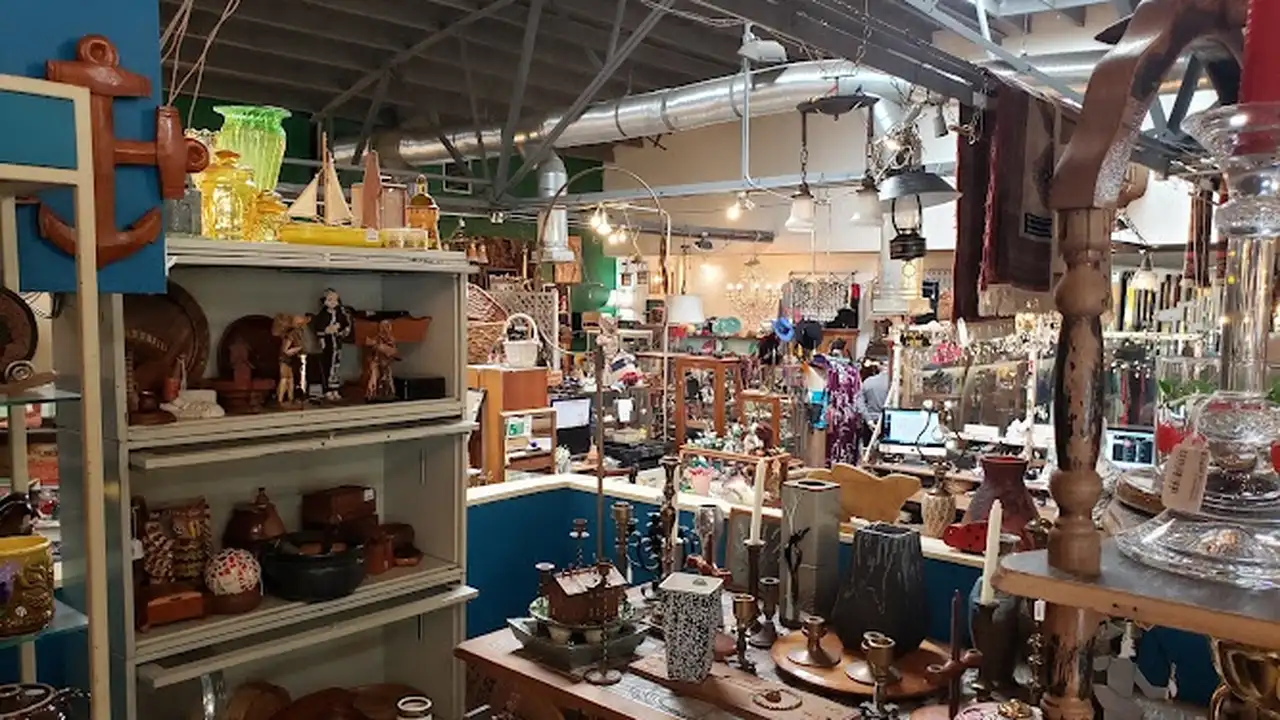 Consignment store in Ojai, California: Treasures of Ojai