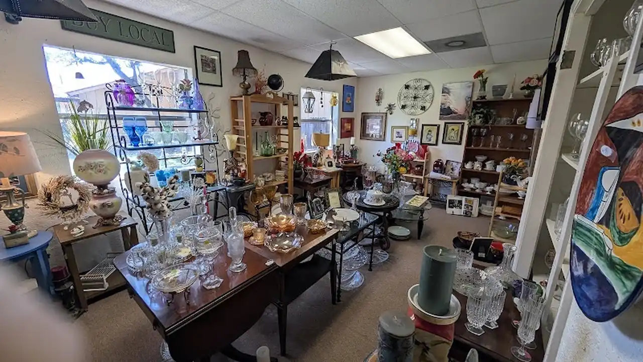 Consignment store in Wimberley, Texas: Treasures On Twelve