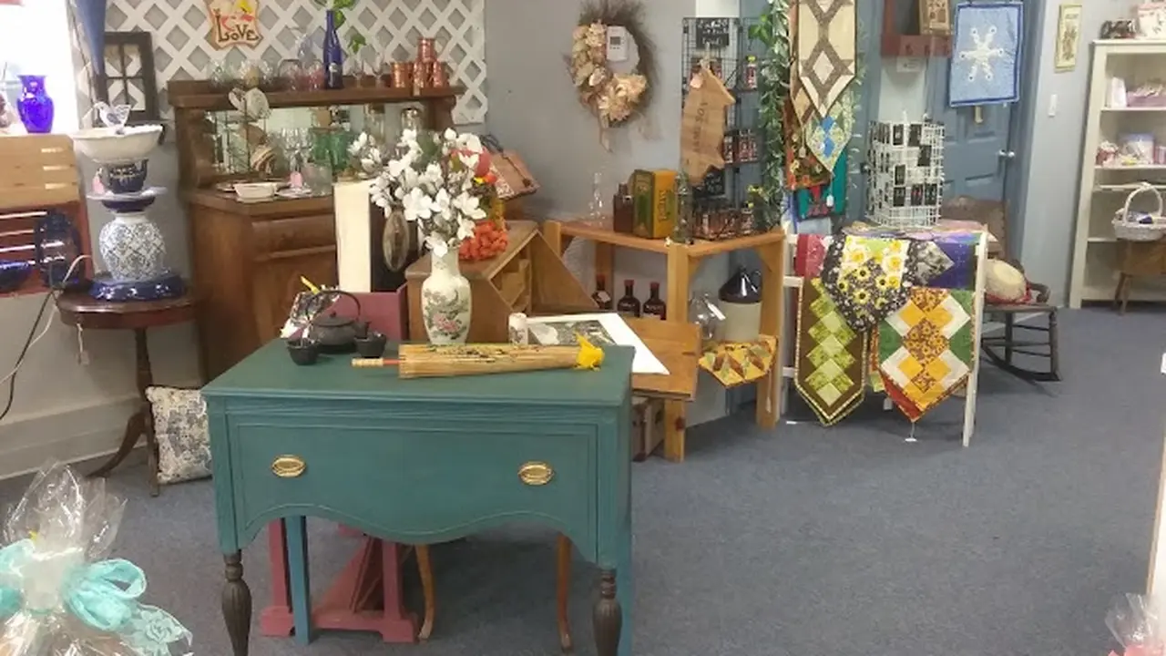 Consignment store in Hudson, New Hampshire: Trinkets Consignment Shop