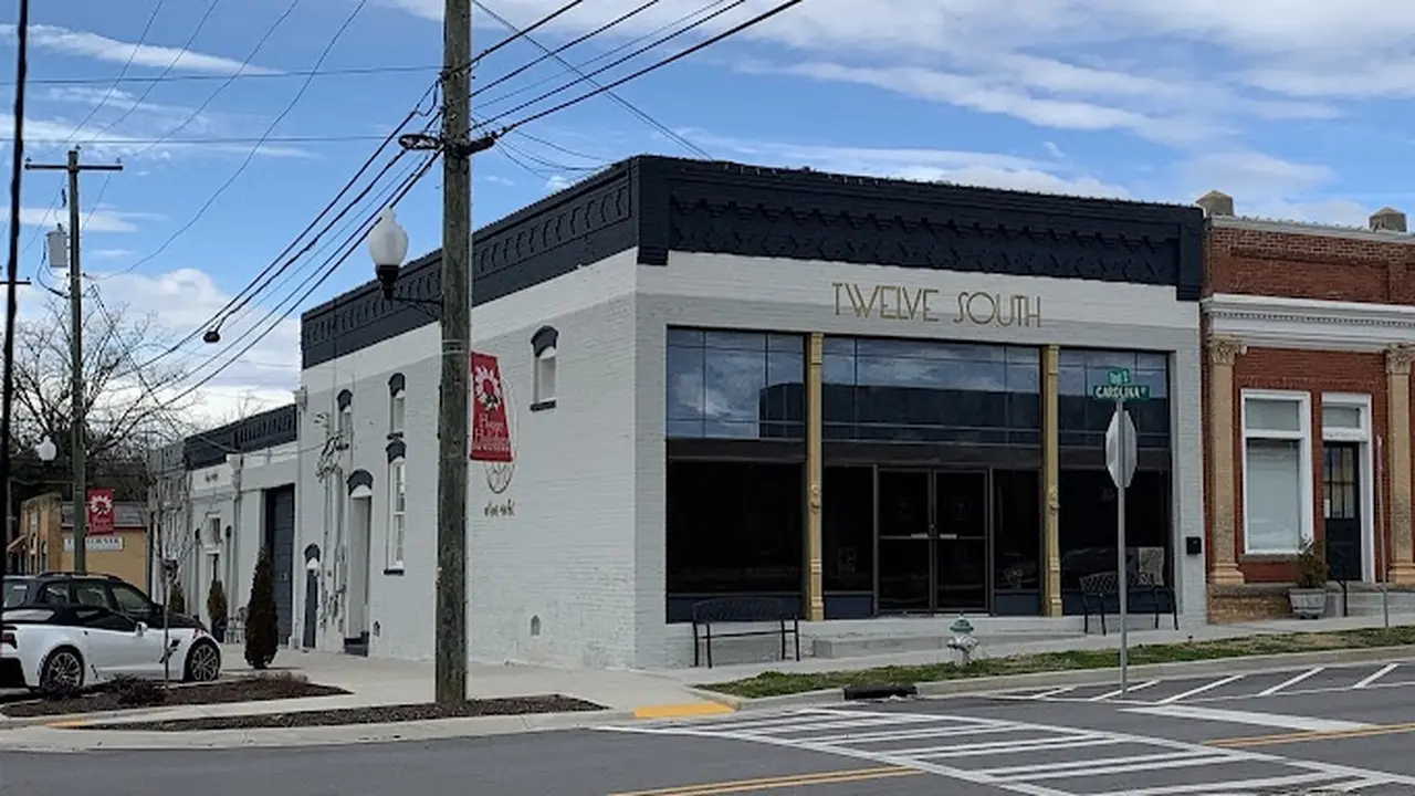 Consignment store in Hartwell, Georgia: Twelve South Artisan Market