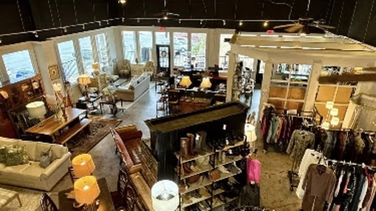 Consignment store in Marble Hill, Georgia: Twist Boutique & Fine Consignments