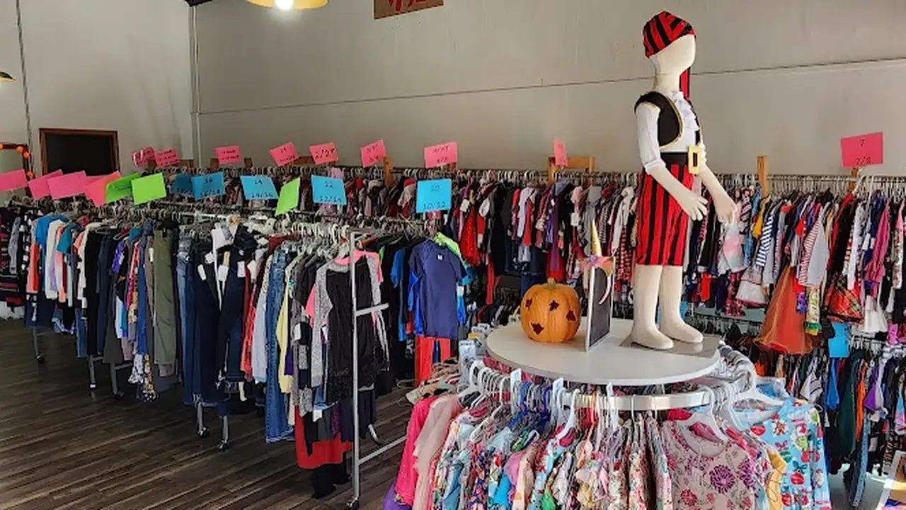 Consignment store in Osage City, Kansas: Two Cousins weeSale