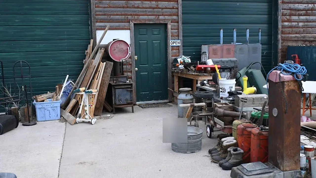 Consignment store in Monte Vista, Colorado: Two Wooden Hearts Antiques