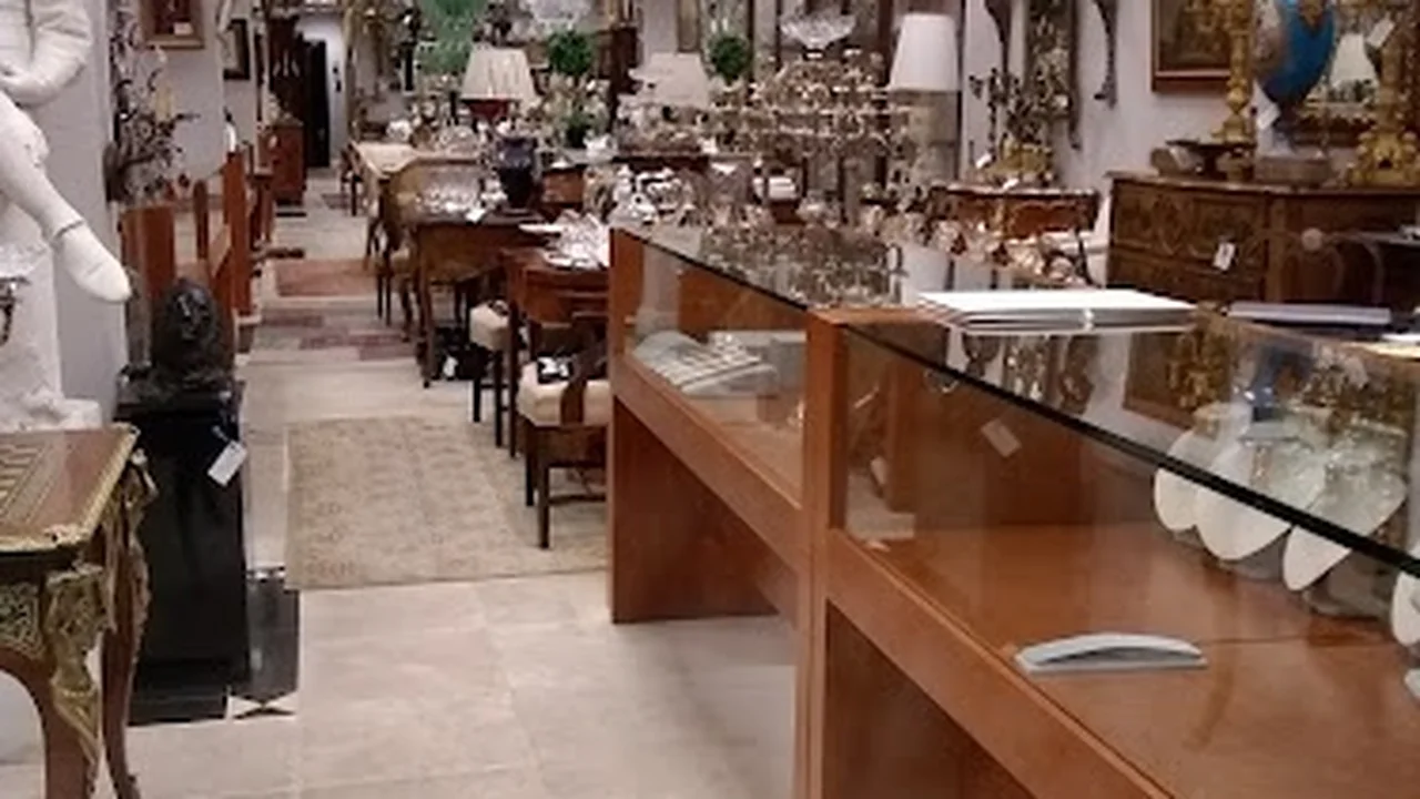 Consignment store in Beverly Hills, California: Uniquities Consignment House