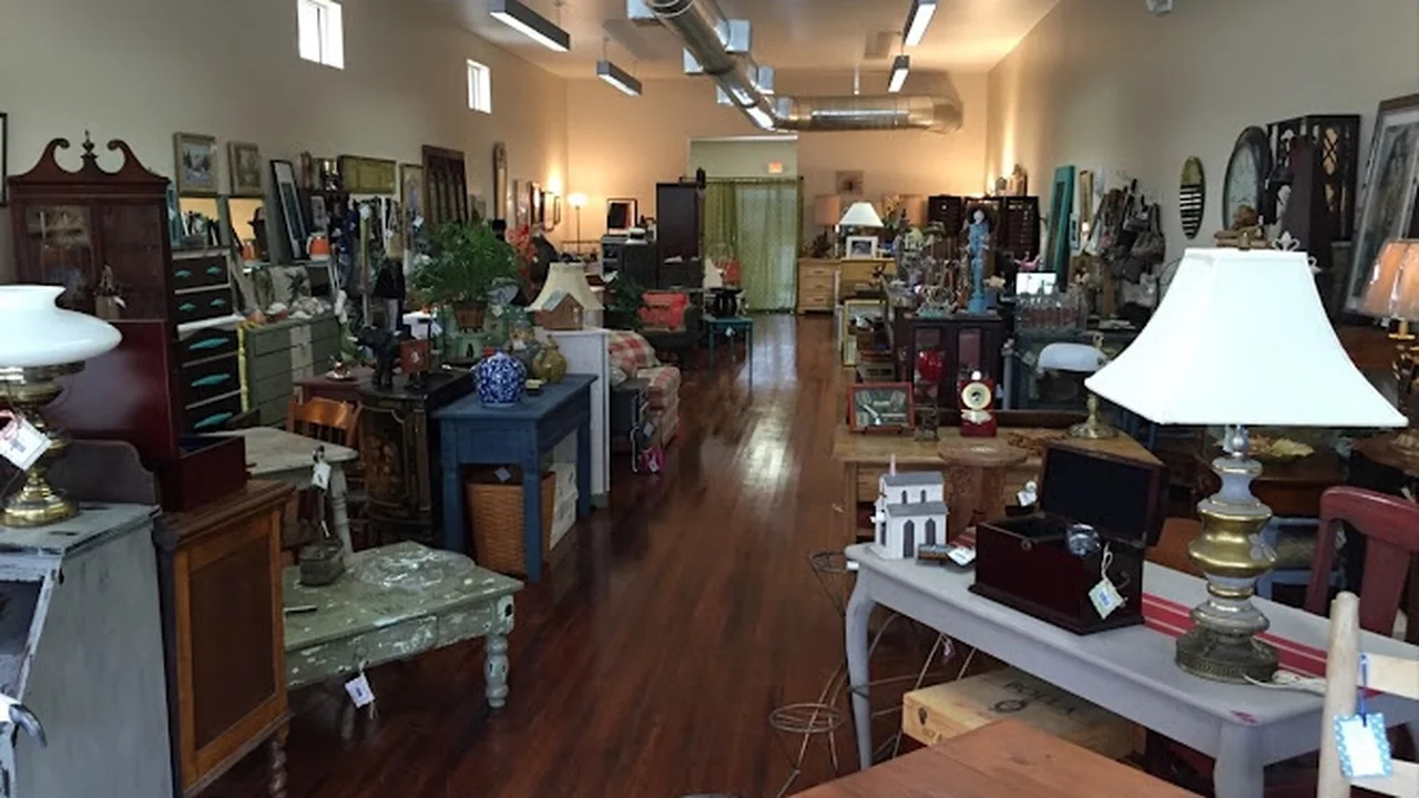 Consignment store in Gainesville, Florida: Uniquities Consignment Shop, Used Furniture & Home Decor