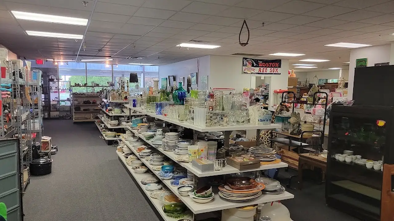 Consignment store in Laconia, New Hampshire: Used 2B New Boutique Consignment & Resale shop