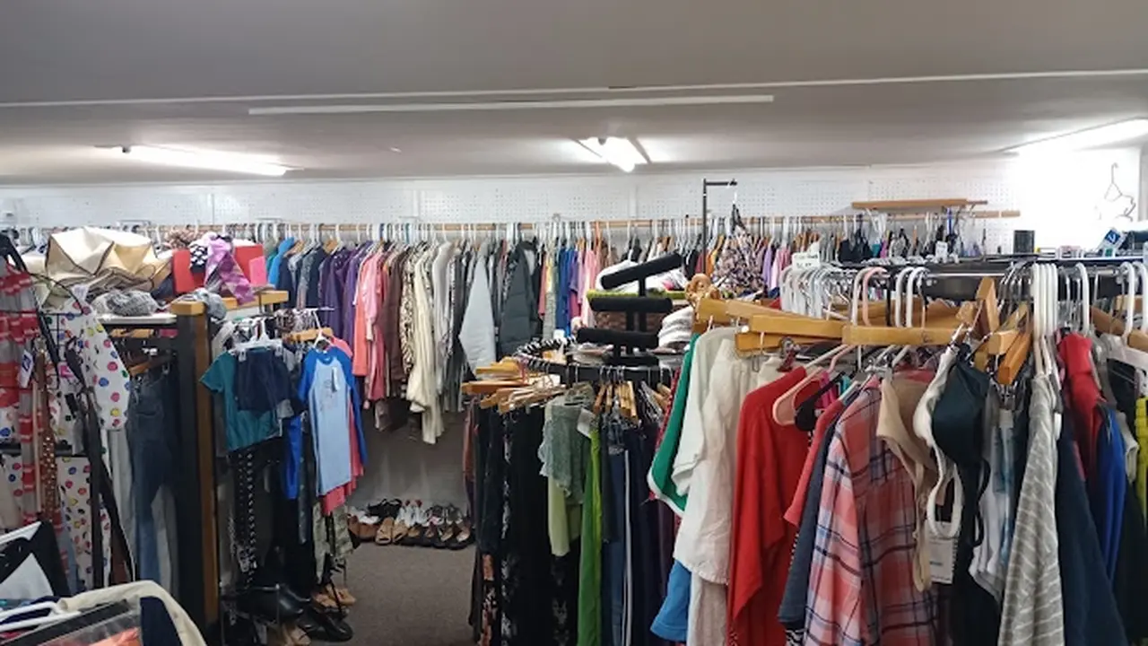 Consignment store in Norfolk, Nebraska: V'z Oddz and Endz