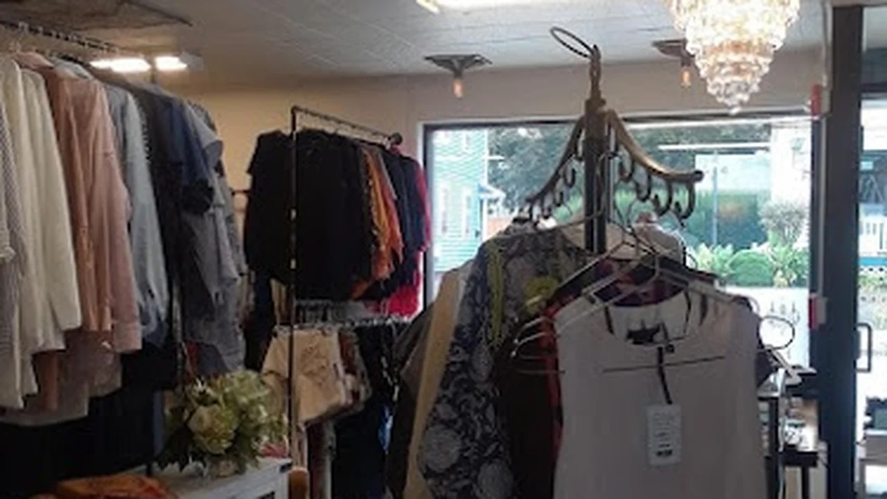 Consignment store in East Greenwich, Rhode Island: Velvet Beret Boutique Consignment
