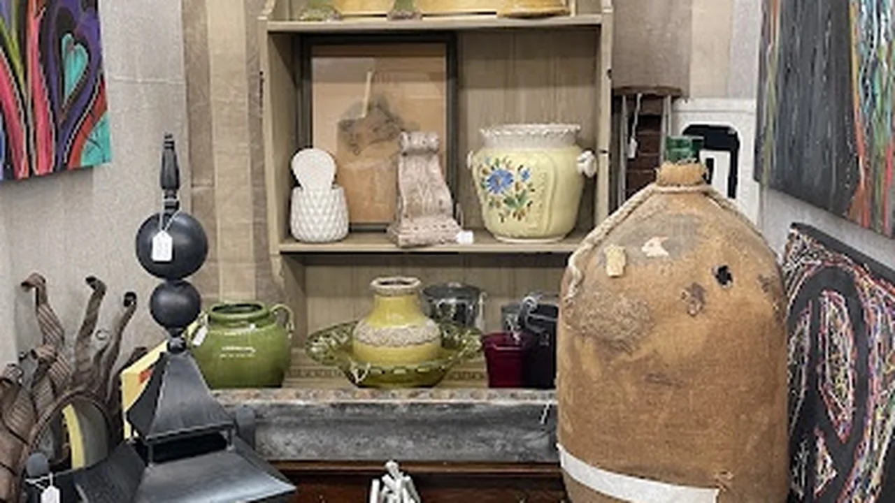 Consignment store in Brookhaven, Mississippi: Vendor's Emporium Craft Mall