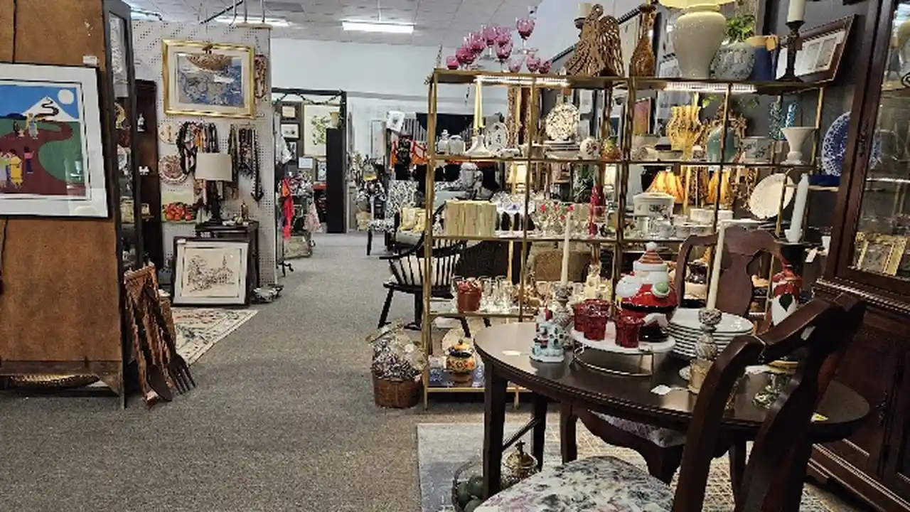 Consignment store in Savannah, Georgia: VENDORS ON VICTORY