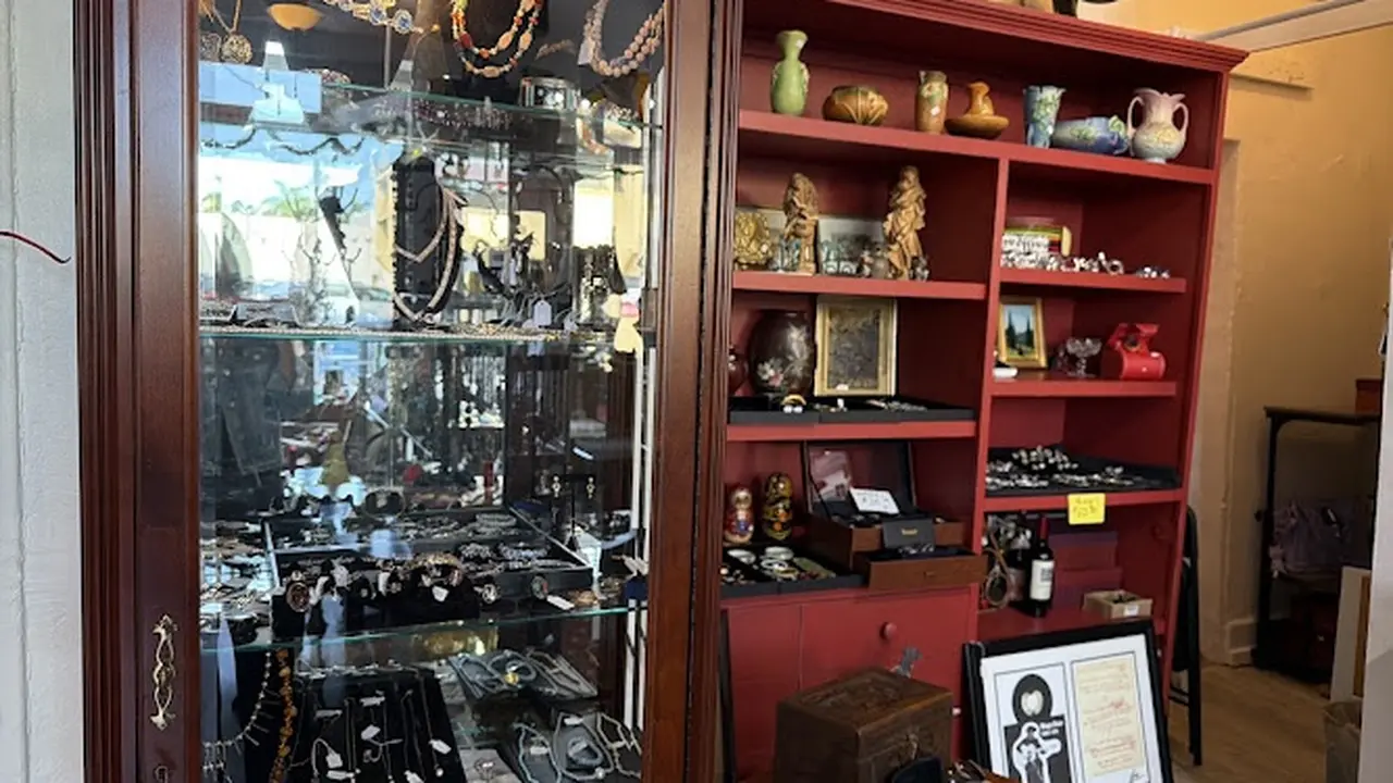 Consignment store in Venice, Florida: Venice Estate Gallery
