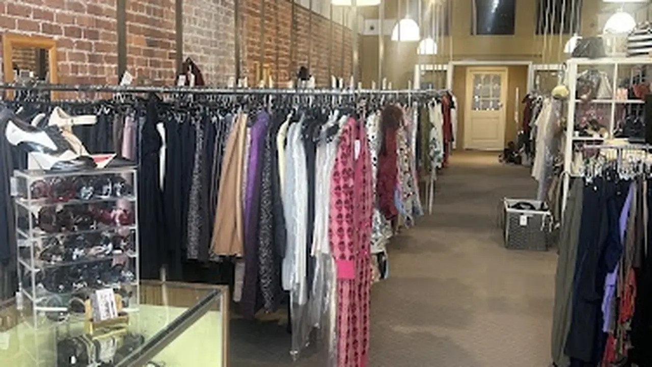 Consignment store in Petaluma, California: Vicki's Secret-Designer Consignment