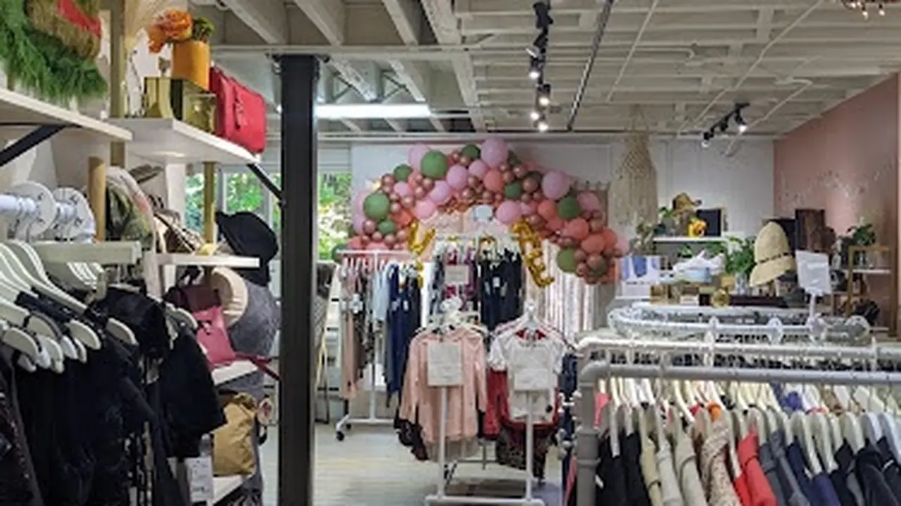 Consignment store in Alexandria, Virginia: VIDA STYLE Shop