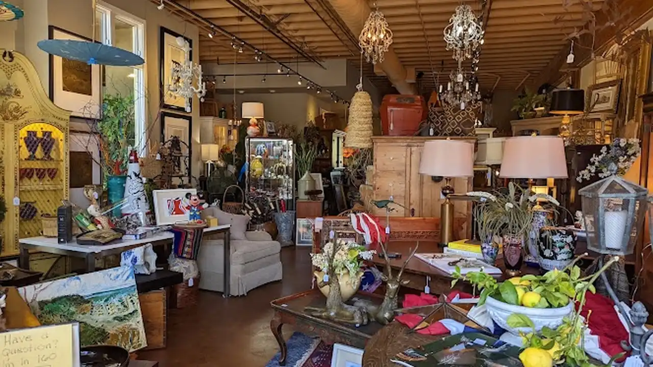 Consignment store in Solana Beach, California: Village Consignment