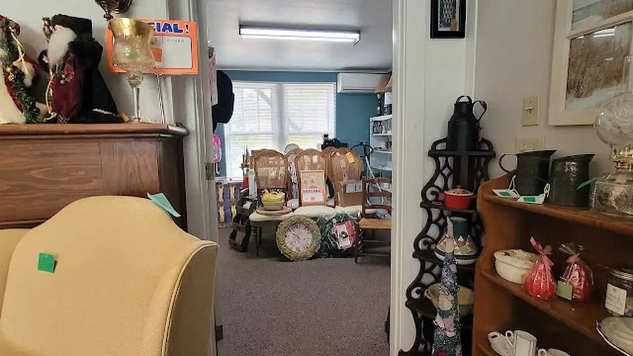 Consignment store in Gales Ferry, Connecticut: Village Resale