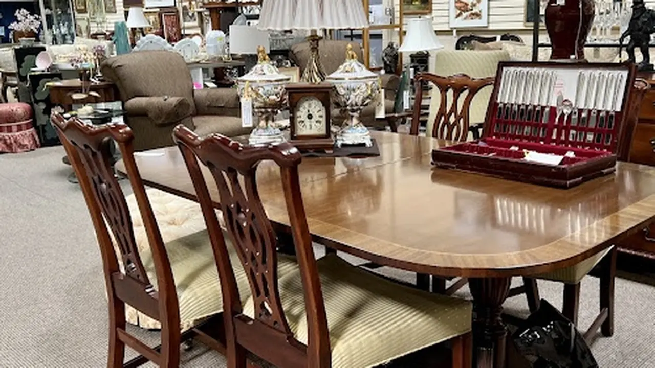 Consignment store in Northbrook, Illinois: Village Treasure House
