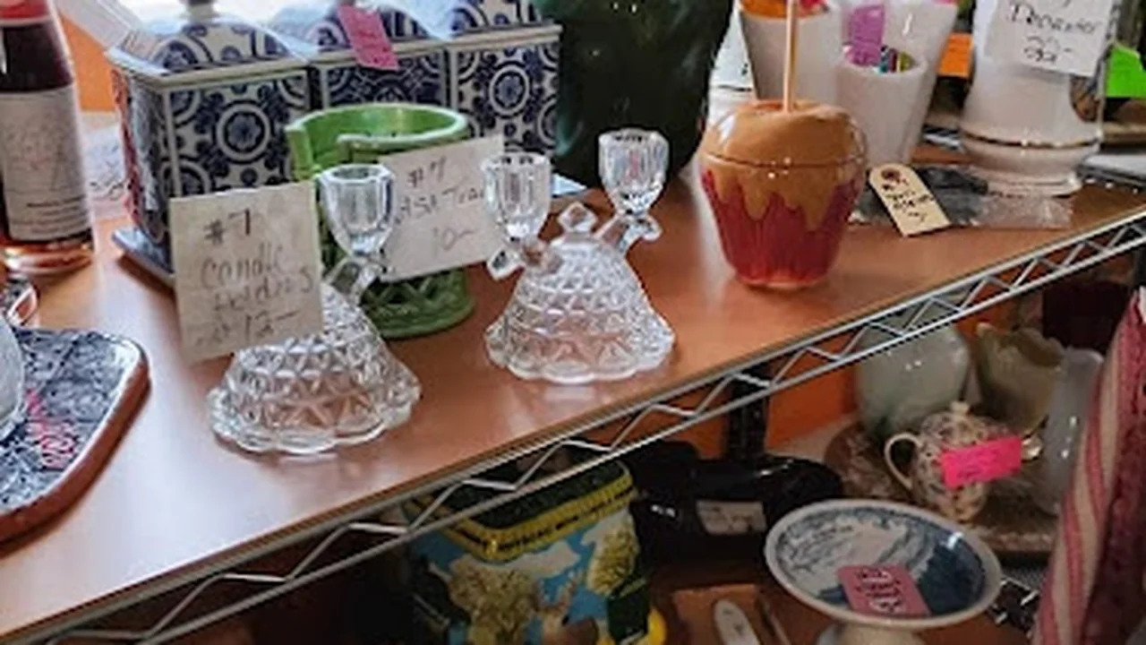 Consignment store in Dandridge, Tennessee: Wade's Antiques and Varieties