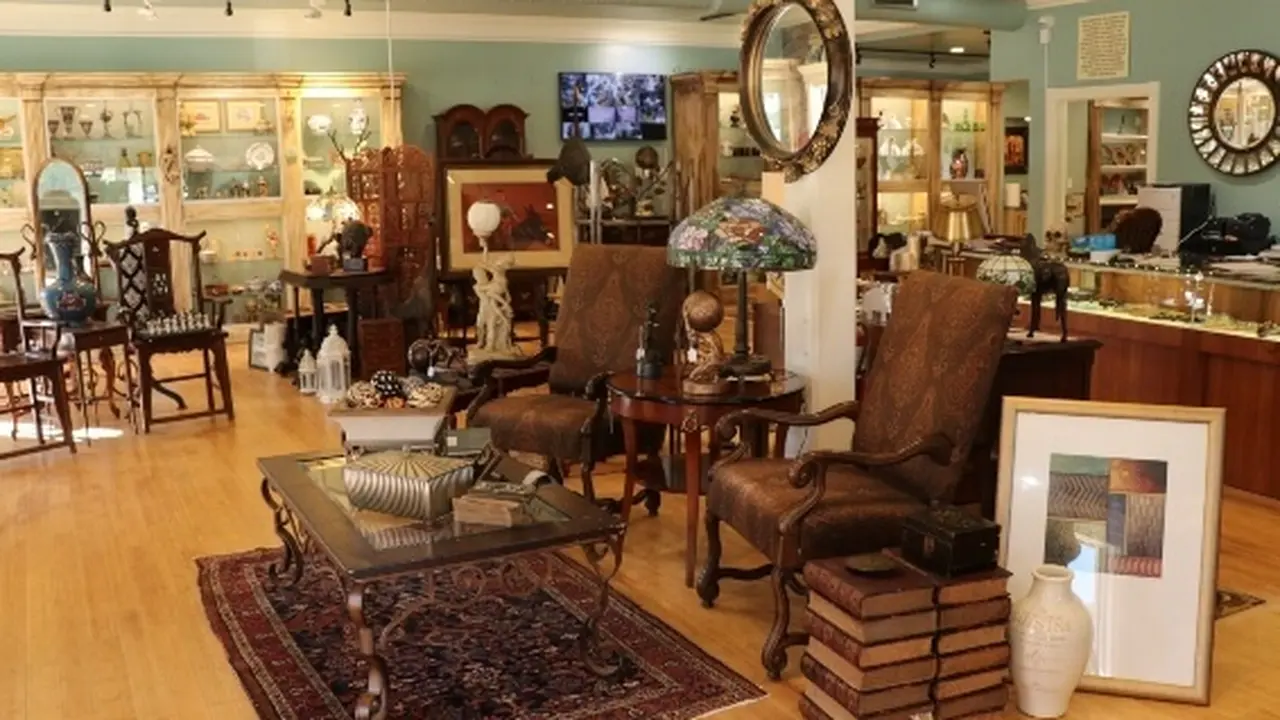 Consignment store in Brandon, Mississippi: Wake Robbin
