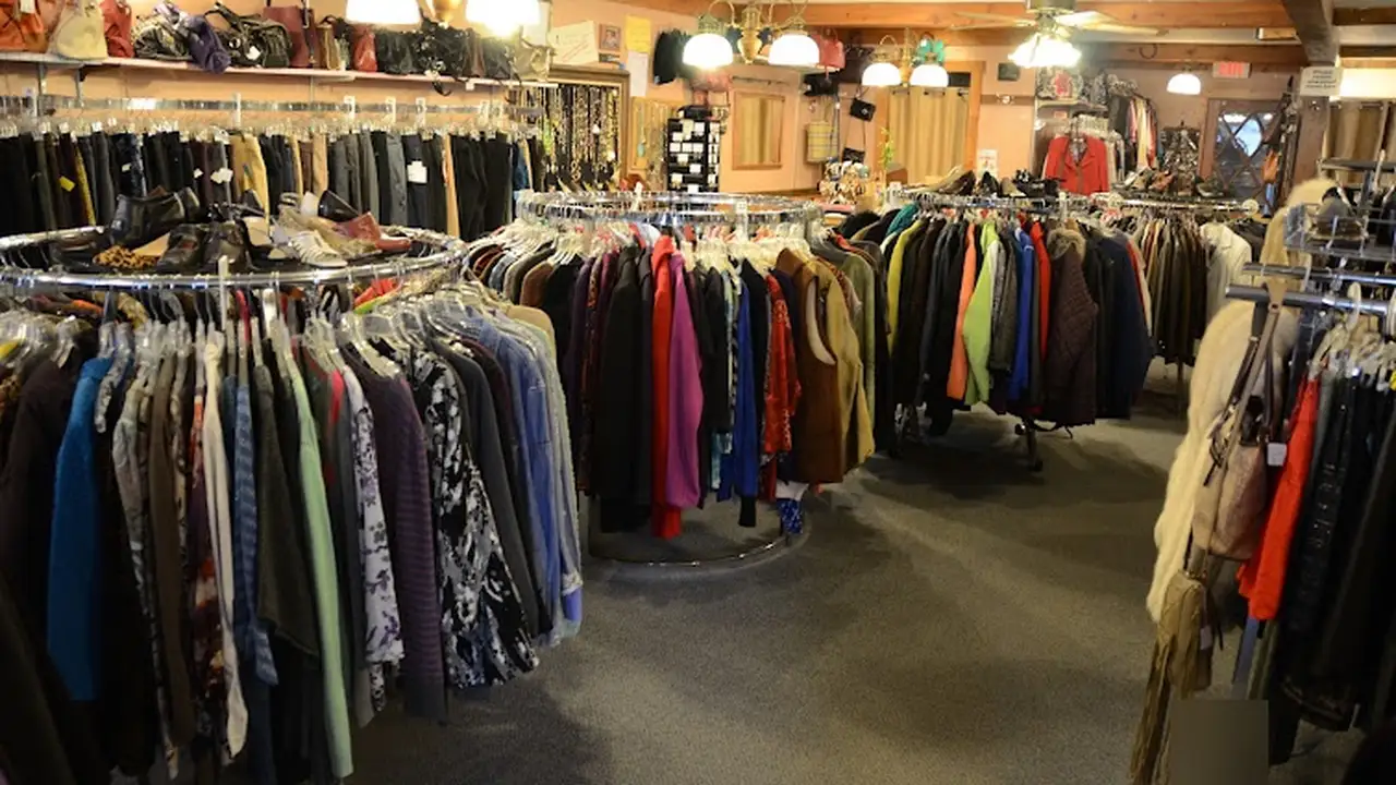 Consignment store in Bloomingdale, Illinois: Walk In Closet