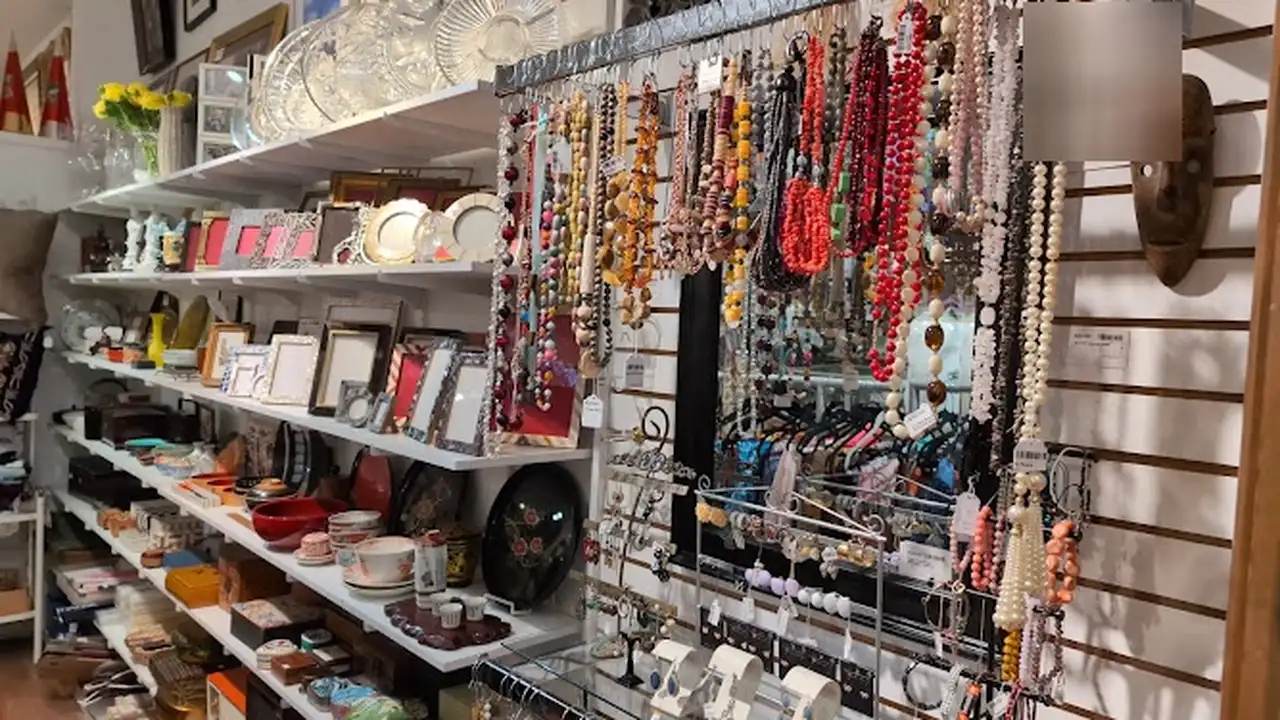 Consignment store in San Francisco, California: Warren on Polk