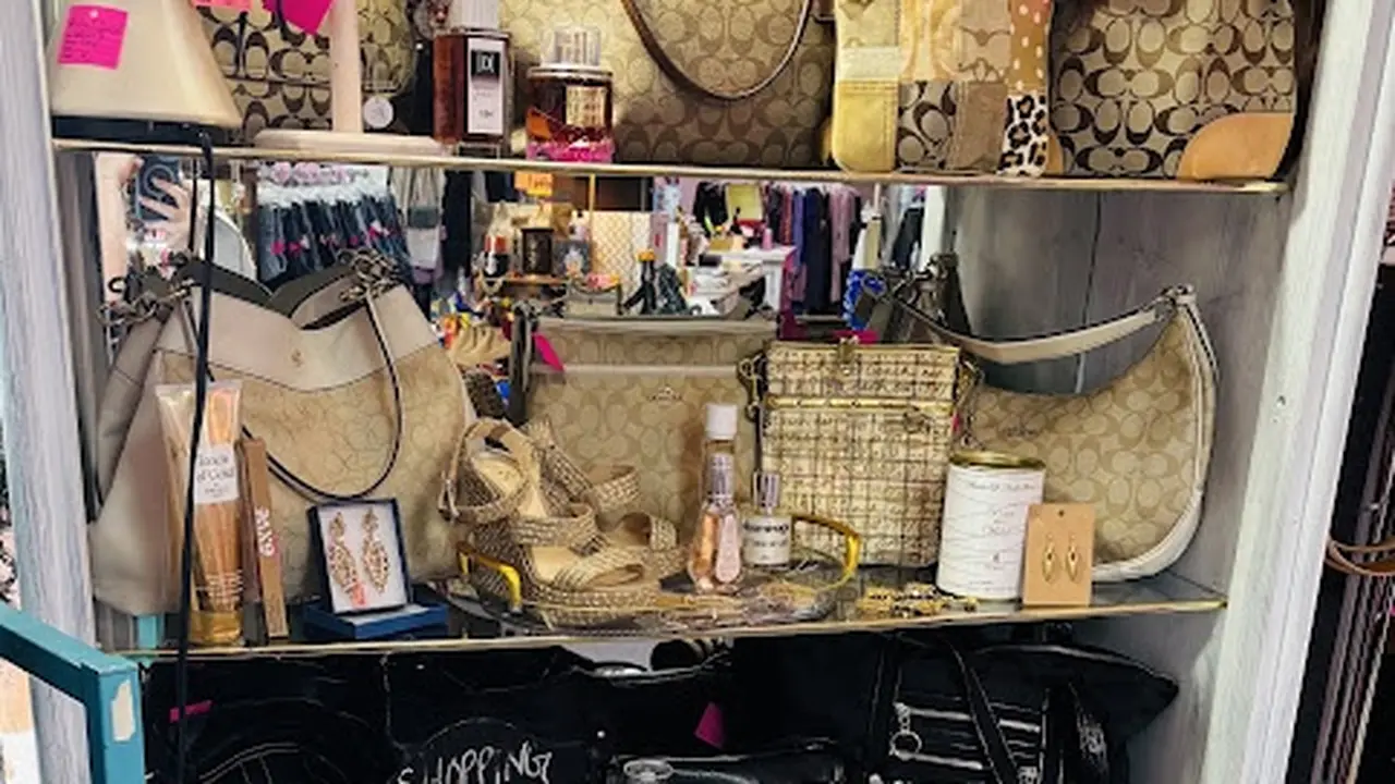 Consignment store in Spring Hill, Florida: Way Classy Consignment