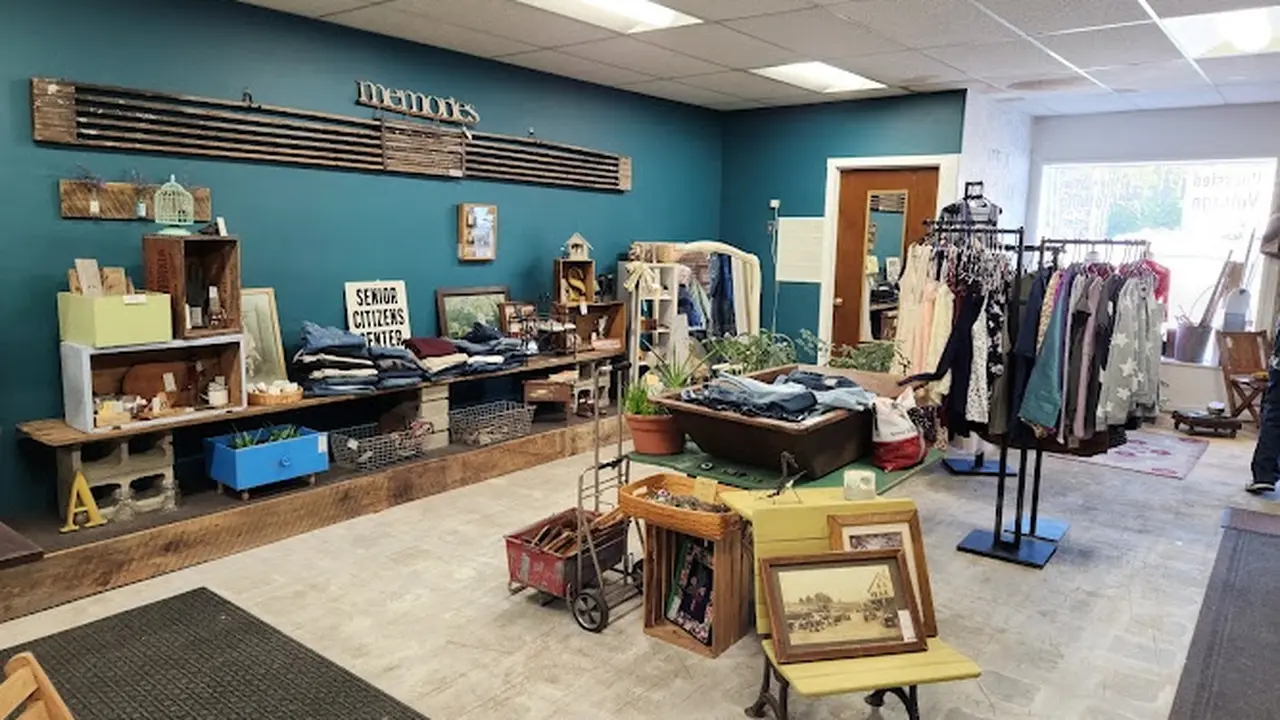 Consignment store in Farmington, Maine: Wears & Wares