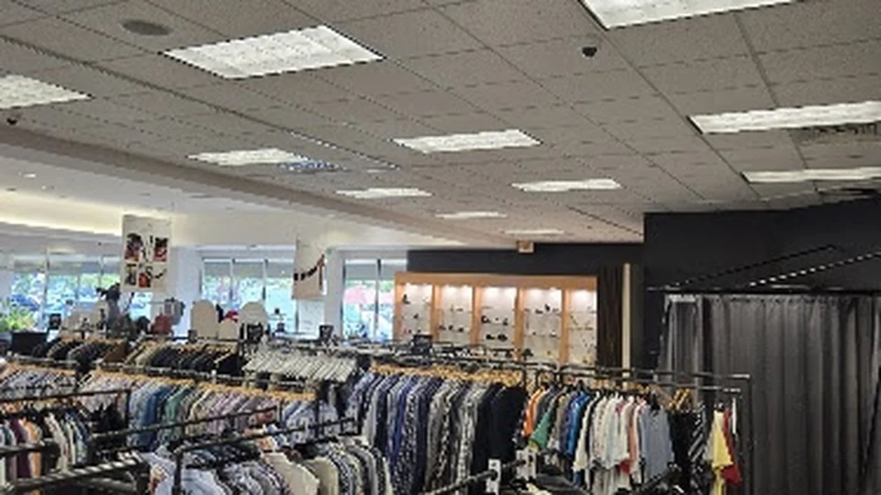 Consignment store in Newport Beach, California: Well Suited