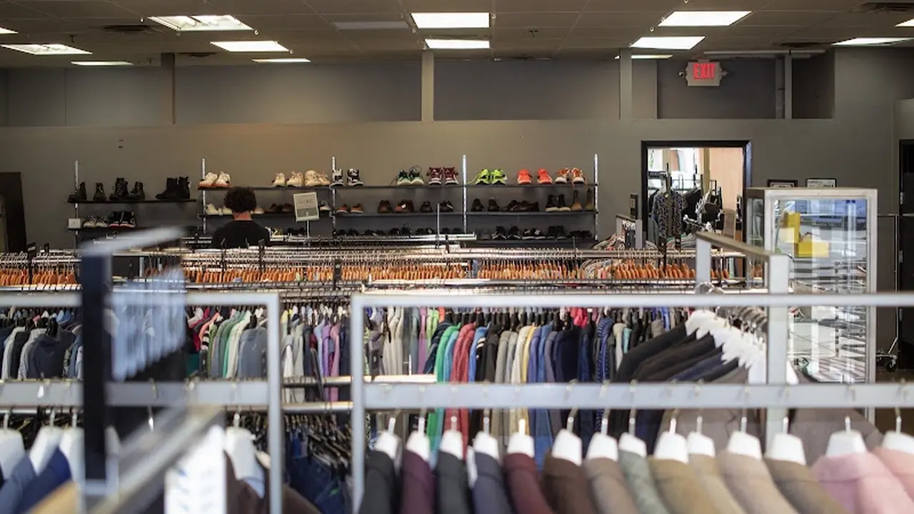 Consignment store in Scottsdale, Arizona: Well Suited