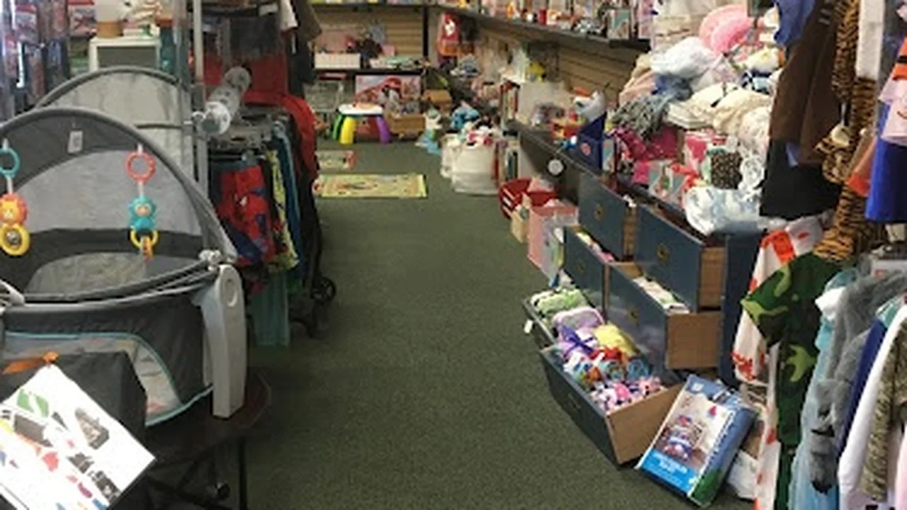 Consignment store in Sebastopol, California: Whipper Snappers