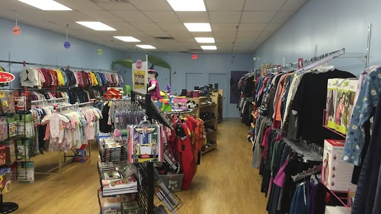 Consignment store in Brattleboro, Vermont: Whippersnappers