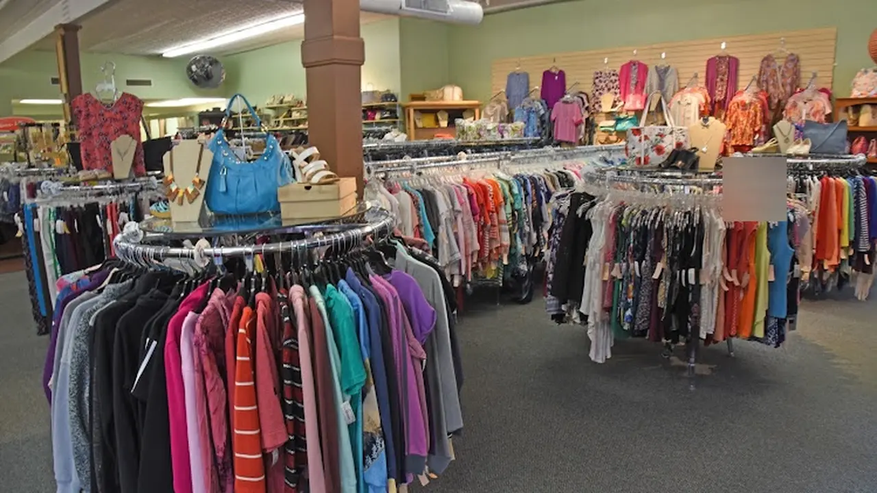 Consignment store in Dowagiac, Michigan: WHO kNEW? Consignment
