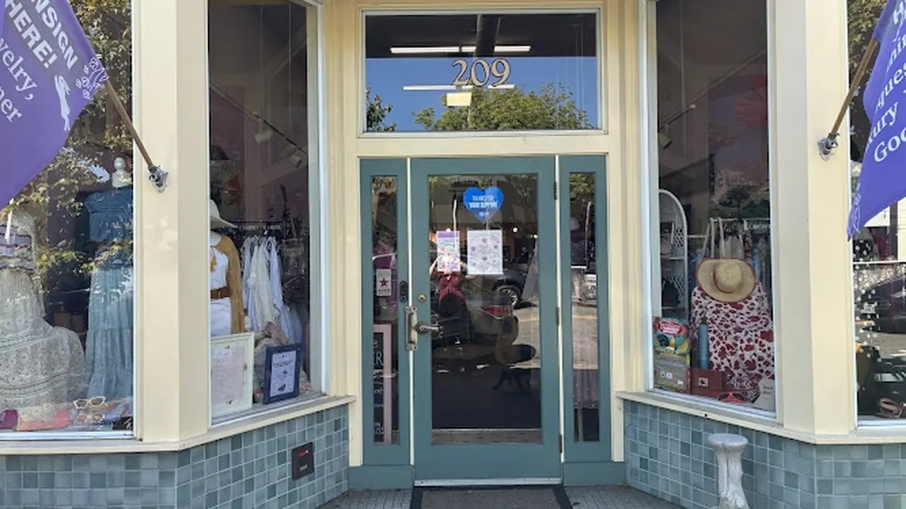 Consignment store in Petaluma, California: Wildflower Cottage