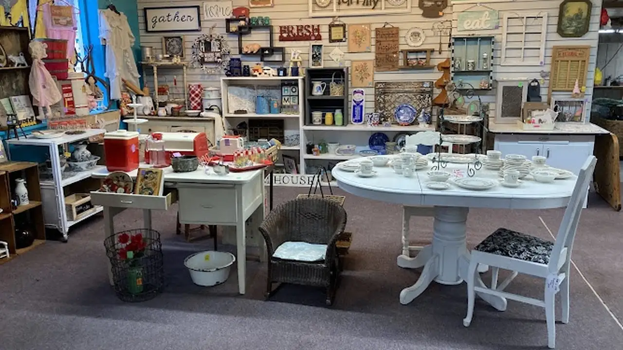 Consignment store in Red Lake Falls, Minnesota: Wright's Everything Consignment Shop